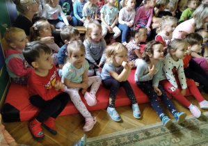 Dzieci z grupy I słuchają audycji muzycznej.